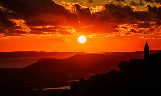 Zlatni spektakl nad obalom: Sunce obasjalo Klis i Split