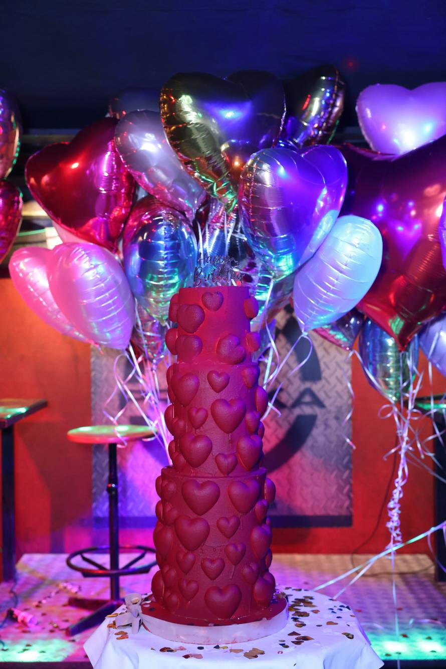 Za rođendan Jelena Karleuša imala tortu kao i Iva Todorić: Prekrivena srcima i prskalicama