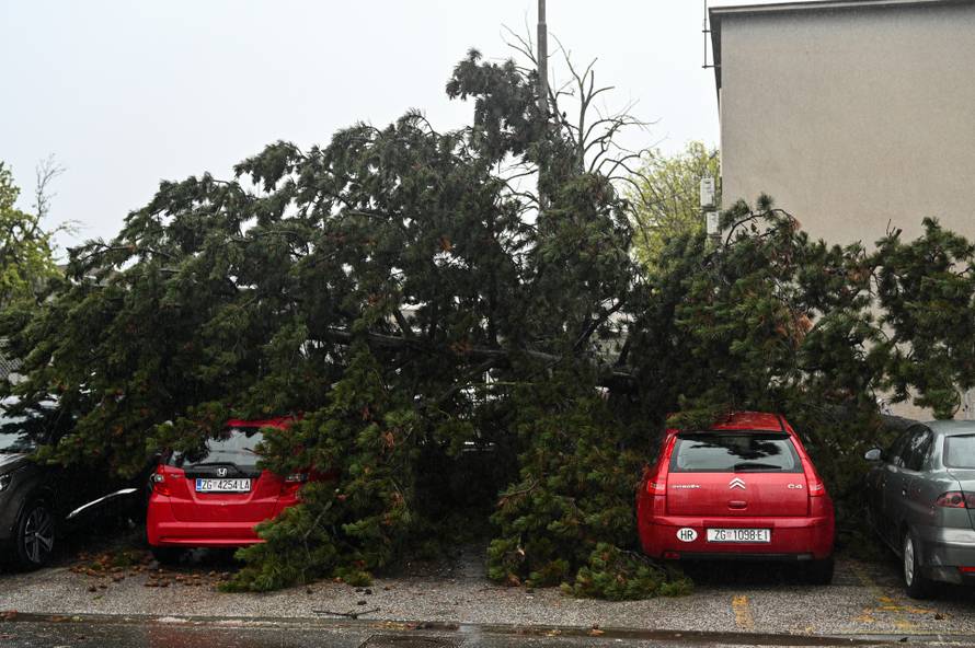 Olujno nevrijeme napravilo veliku štetu u Zagrebu