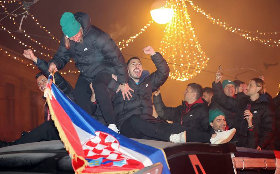Zagreb: Domagoj Vida ponovno na krovu autobusa sa zastavom podiže atmosferu