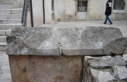 Stoljetni sarkofag u Splitu “popravili” pur pjenom  