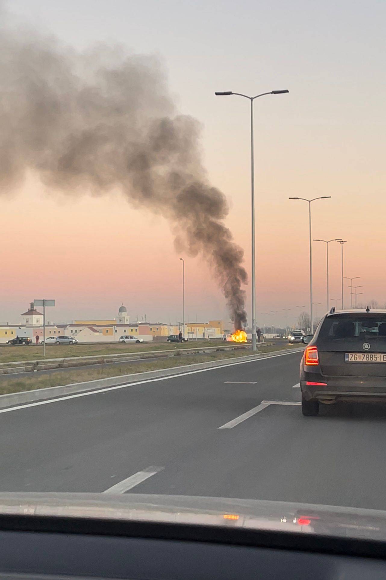 VIDEO: Zapalio se auto kod Ikee, ostala je samo olupina