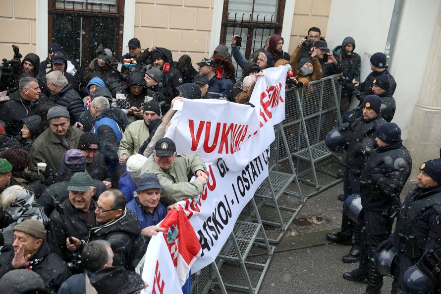 Prosvjednici došli do Kamenitih vrata, dalje ne mogu: 'Izdaja!'