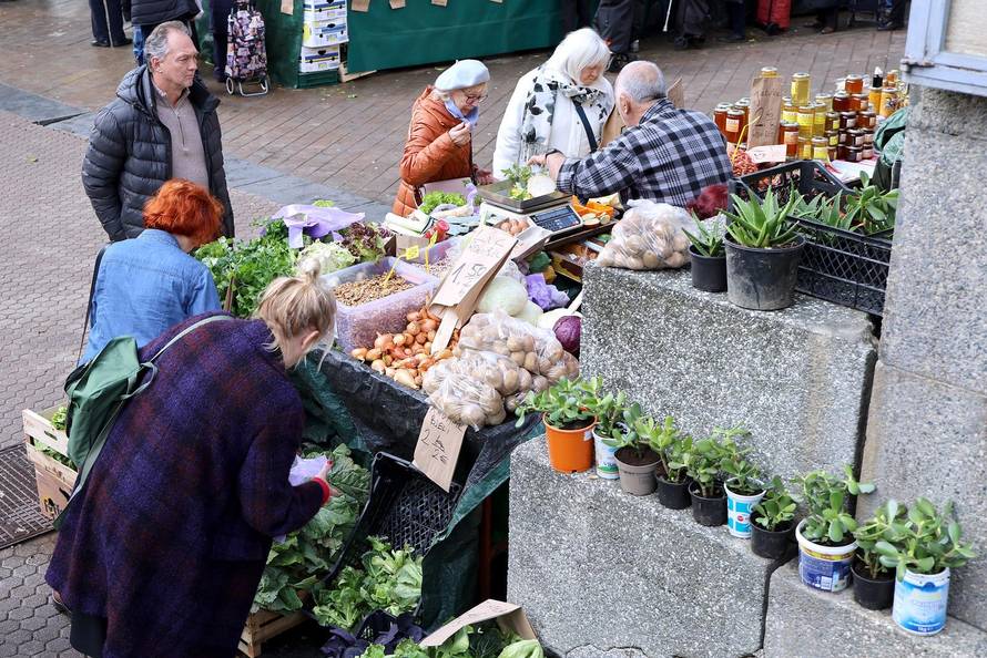 Zagreb: Topli i sunčani petak doveo veliki broj kupaca na standove Dolca Pod zidom i na Splavnici