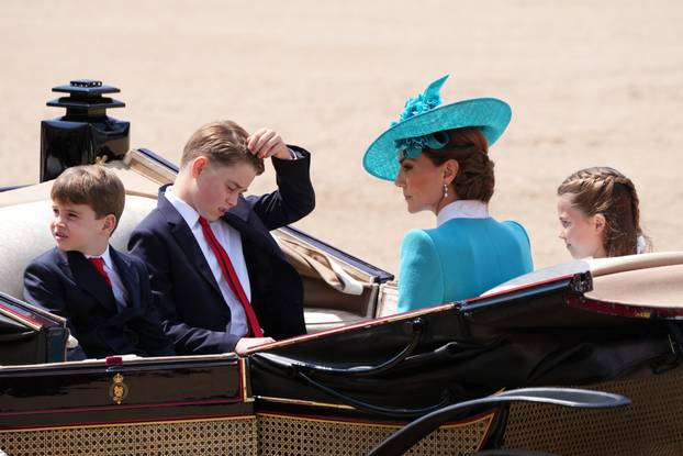 Kraljevska obitelj obilježava kraljev službeni ro?endan paradom Trooping the Colour