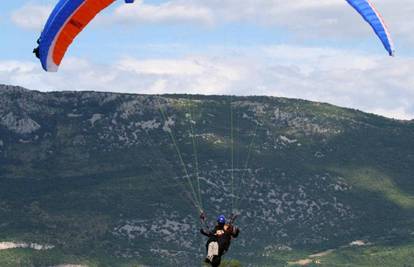 Buzet: Mađarski paraglider je pao i teško se ozlijedio