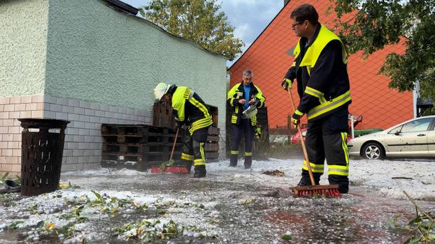 Eine heftige Unwetterfront beendete den extrem heißen Sommertag in Westdeutschland. Aus Frankreich und Luxenburg zogen a