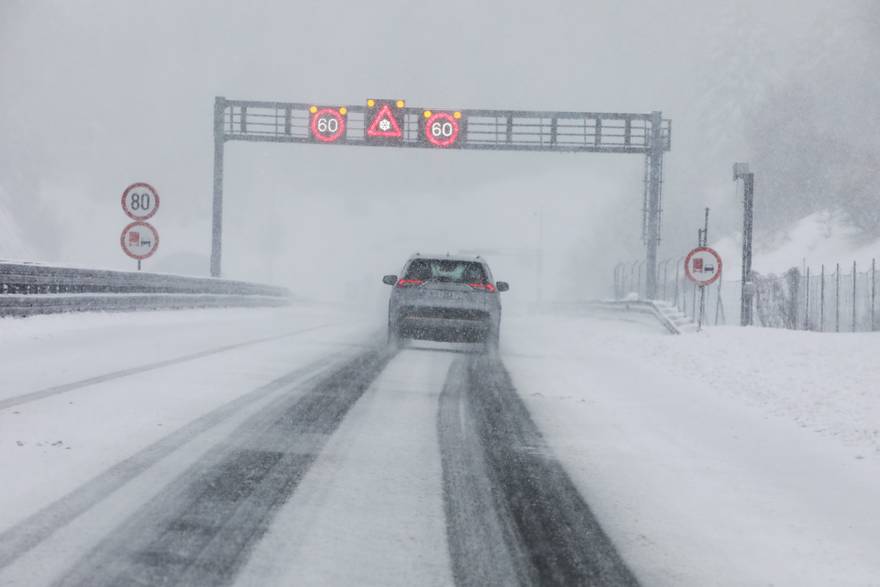 Delnice: Snijeg otežava promet kroz Gorski kotar