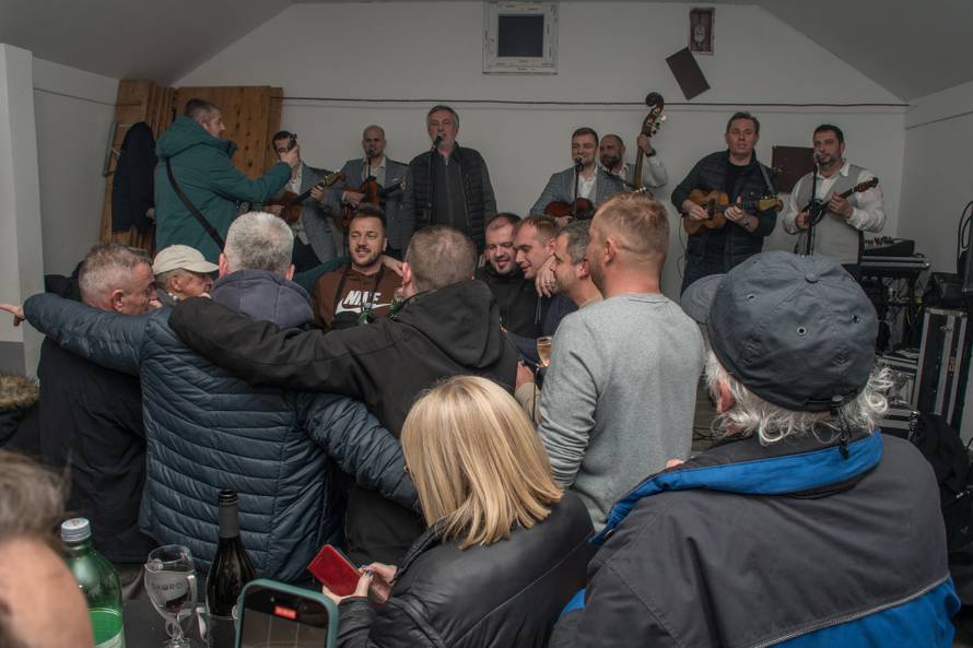 Škoro blagoslovio vinograd pa je počastio selo kobasicama, kulenom, slaninom i pjesmom