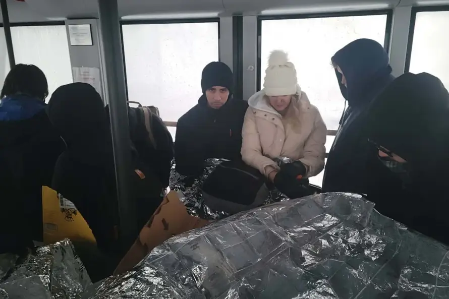 Satima bili zarobljeni u zaleđenim žičarama, spasili ih ujutro