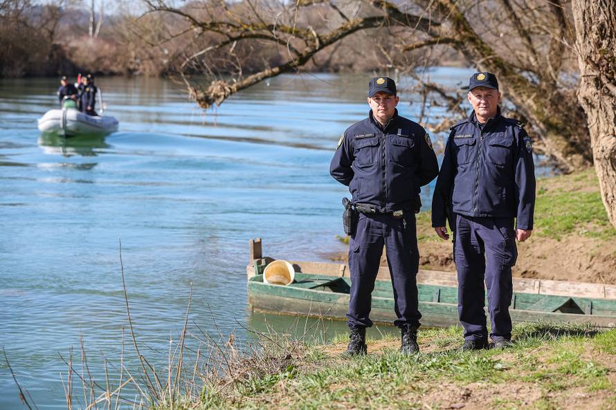 24sata Hrvatska Kostajnica: Policajci koji su prvi pronašli migrante koji su spašeni iz rijeke Une