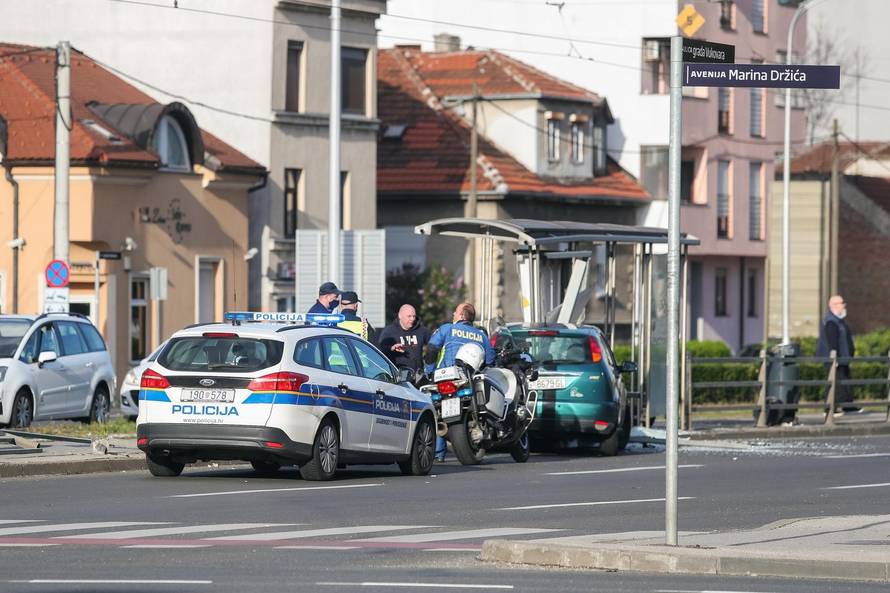 Autom se zabio u stanicu: 'Sreća da nitko nije stradao! Oštetio je tramvaj, razbio staklo, ogradu'