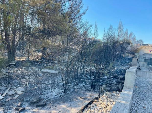 BUKTINJA U VINIŠĆU Vatrogasci spasili kuće od požara. Nebo kod Trogira prekrio je gusti dim