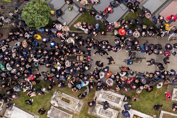 Sarajevo: Pogled iz zraka na posljednji ispraćaj Halida Bešlića na gradskom groblju Bare