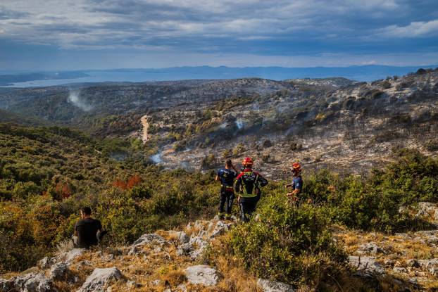 Nerežišća: Tijekom poslijepodneva ponovno se razbuktao požar