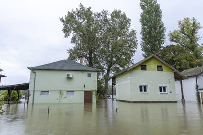 FOTO Vrhunac vodenog vala je stigao u Batinu: Ljudi se voze u čamcima, kuće su poplavljene