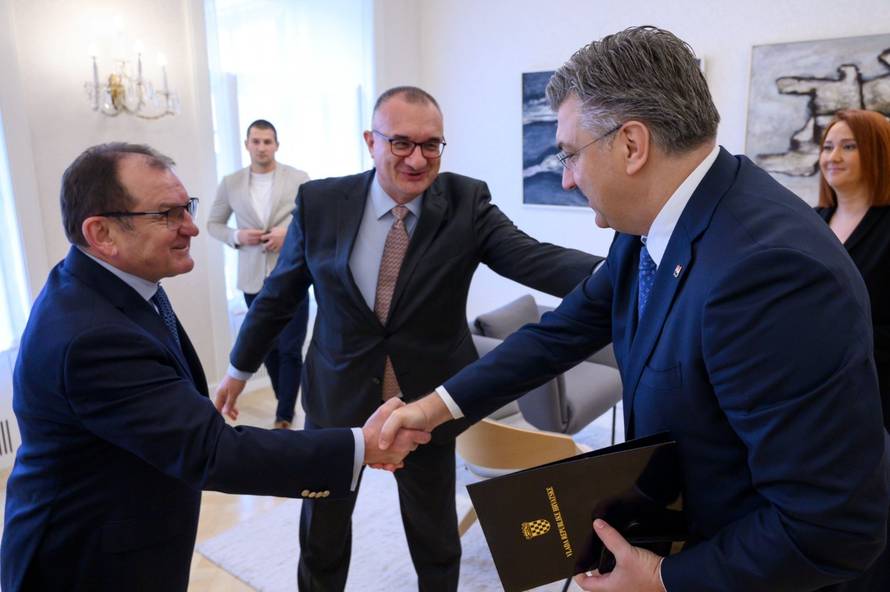 Premijer Plenković obećao da će Vlada RH pomoći organizaciji EP-a u ragbiju 7 u Makarskoj...