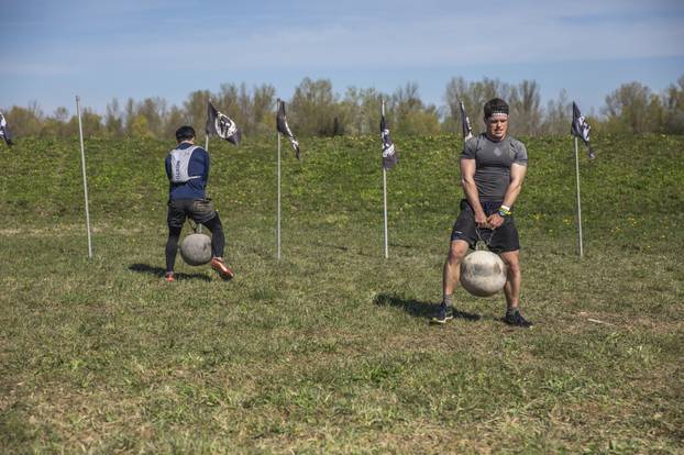 FOTO Betonske kugle od 40 kg, bacanje koplja, pješčane vreće: Ovo su prepreke za 'spartance'