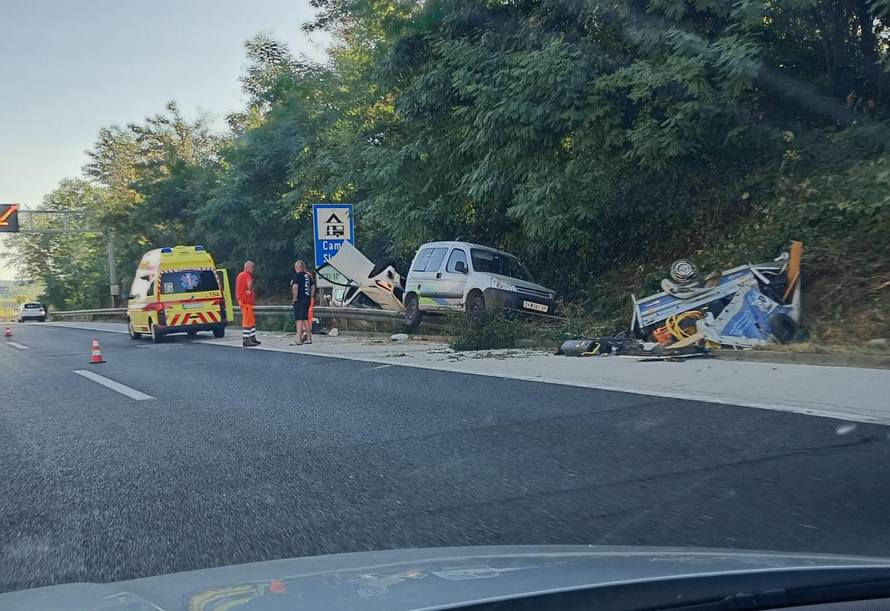 FOTO Strašna nesreća na A1 kod Bosiljeva: 'Auto je na krovu'
