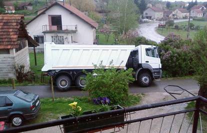 Kamionom punim šljunka kliznuo u jarak pored kuća