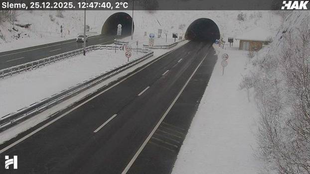 FOTO Pogledajte kakvo je stanje na cestama u Hrvatskoj: Snijeg u Lici, sunce 'provirilo' na jugu