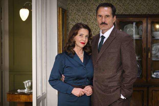 Zagreb, 07.10.2025 - Glumci RTL serije Divlje pcele poziraju na setu u studiju Jadran filma