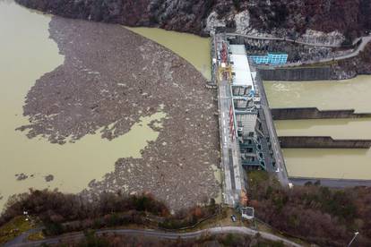 Pogled iz zraka na tisuće kubika otpada koji je zagadilo rijeku Drinu