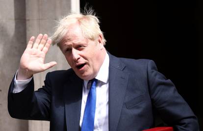 Stranka traži da Boris Johnson odmah odstupi, on to ne želi