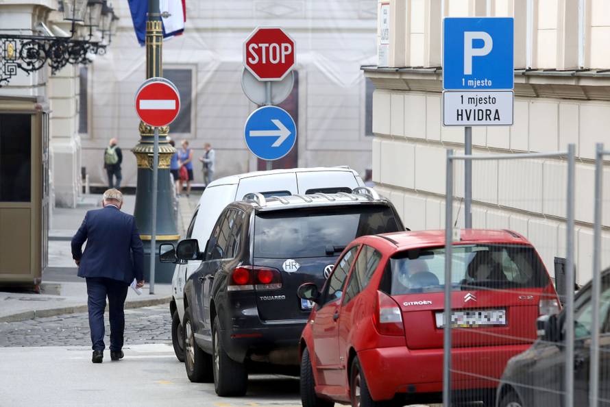 Dok ostali zastupnici plaćaju parking, Đakić parkira 'mukte'