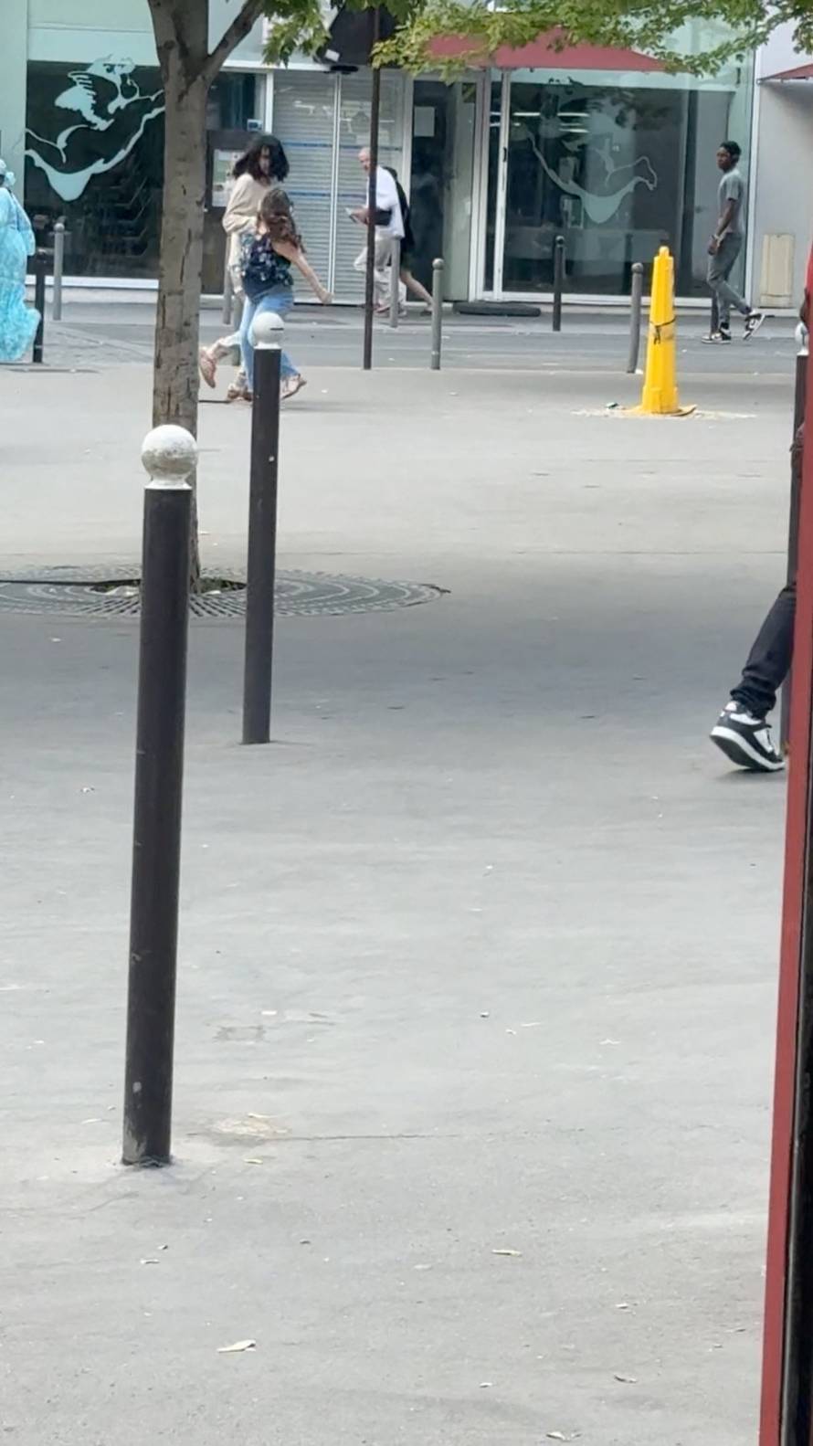 Man attacked women with knives in Paris