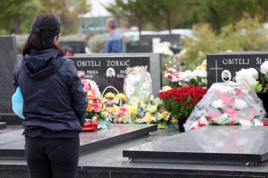 Å ibenik: Gradjani obilaze grobove svojih najmilijih na blagdan Svih svetih