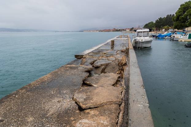 Šteta na rivi u Kaštel Starom nakon olujnog nevremena