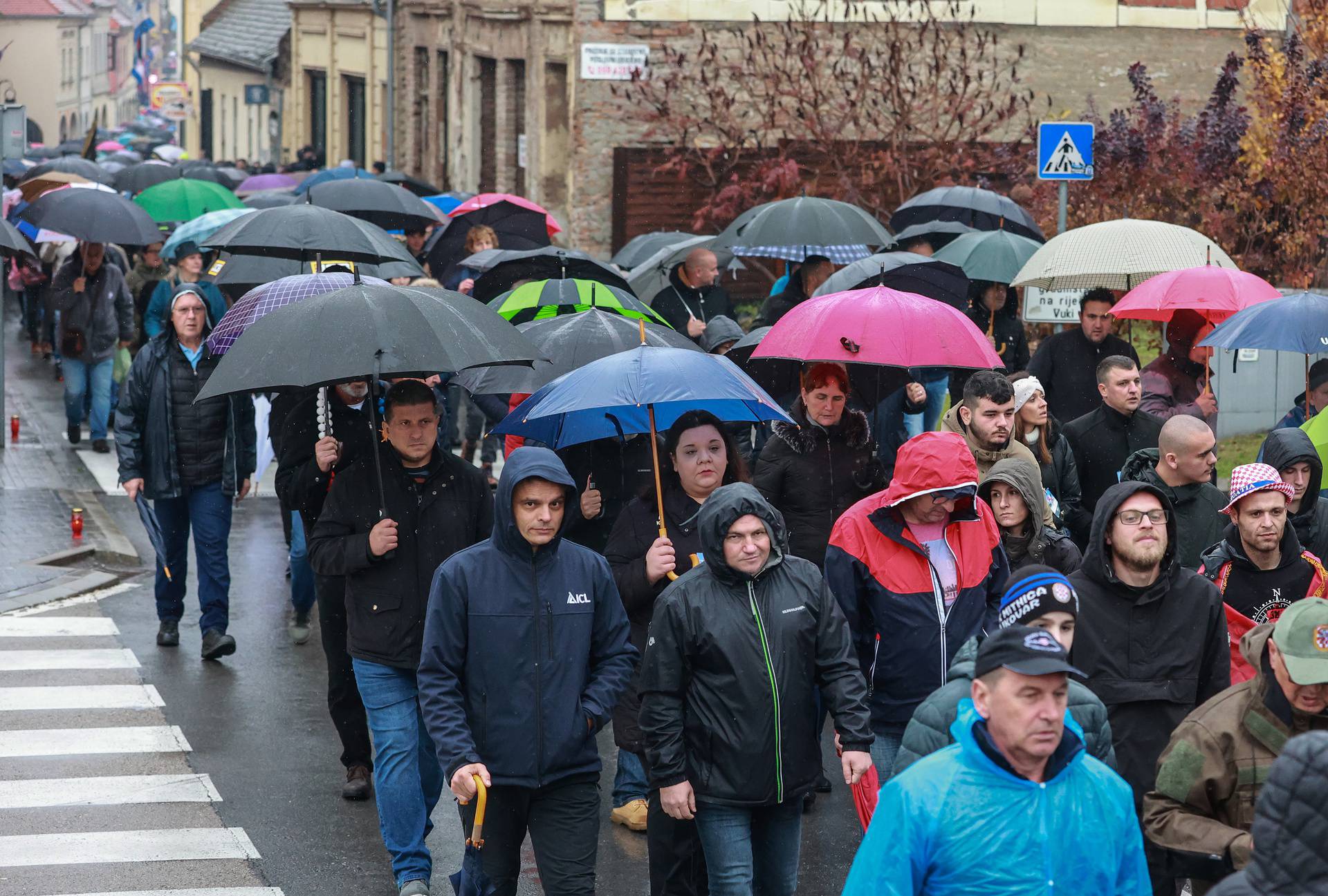 Ulicama grada Vukovara krenula je kolona Sjećanja