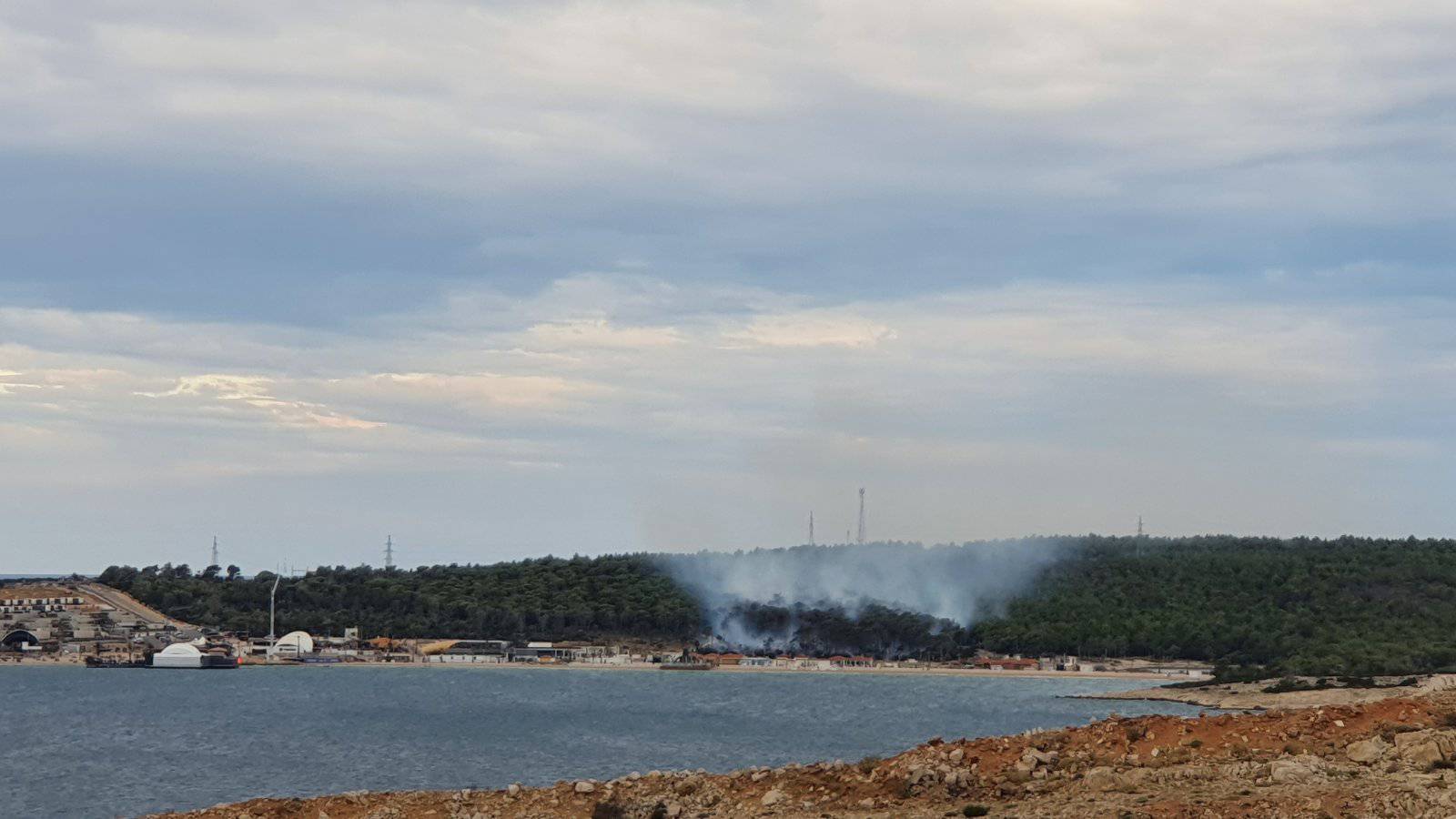 'Požar na Zrću smo zaustavili, ali ljudi će na terenu ostati cijeli dan  i noć da ga potpuno ugase'