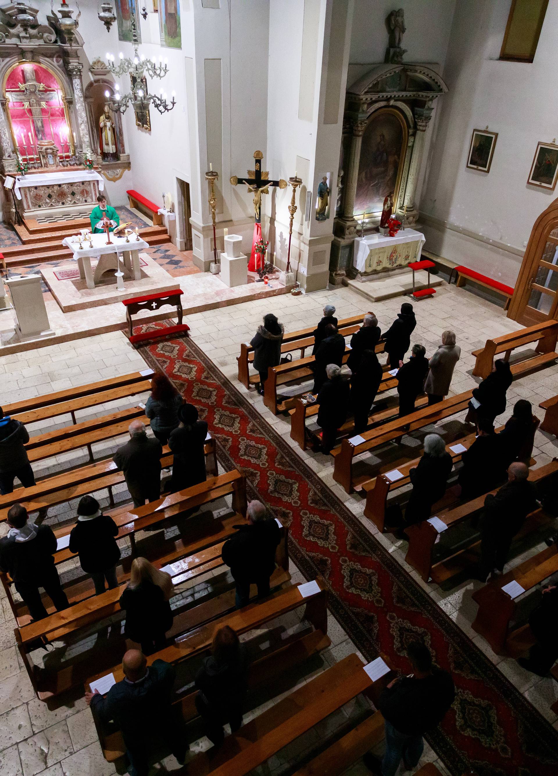 Misa nakon tragedije u Splitu, ispred crkve dežurala policija