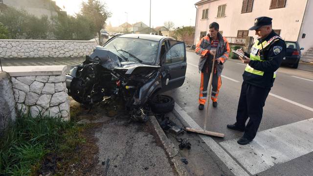 Udarila Fordom u ogradu i zid, motor od siline udarca ispao...