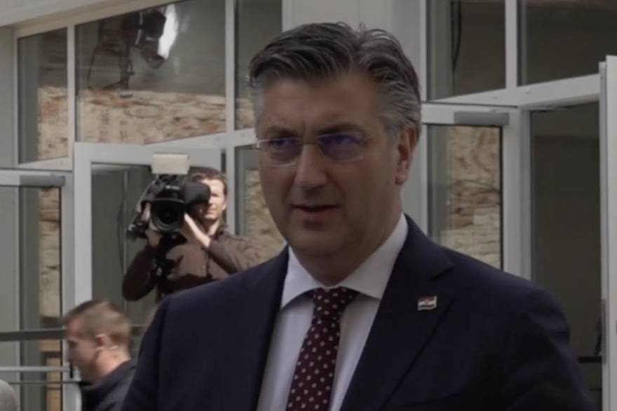 Premijer Plenković zapeo za mikrofon nakon što je čestitao Uskrs: 'Hrvati su još jednom pokazali veliko srce'