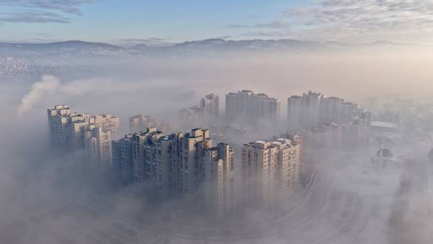 Pogled iz zraka na Sarajevo obavijeno maglom i smogom