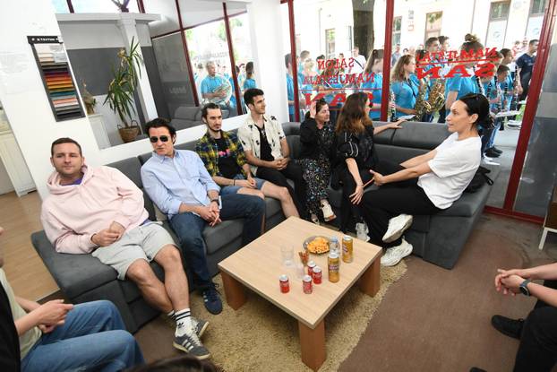 Bjelovar: Glumci u sklopu BOk festivala sami su bili eksponati u izlogu namještaja San