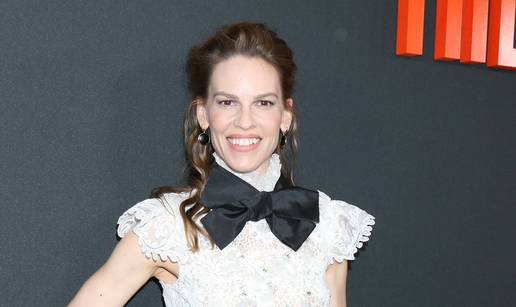 Hilary Swank (48) pokazala je trudnički trbuščić dok je kitila božićnu jelku: 'Sve što želim...'