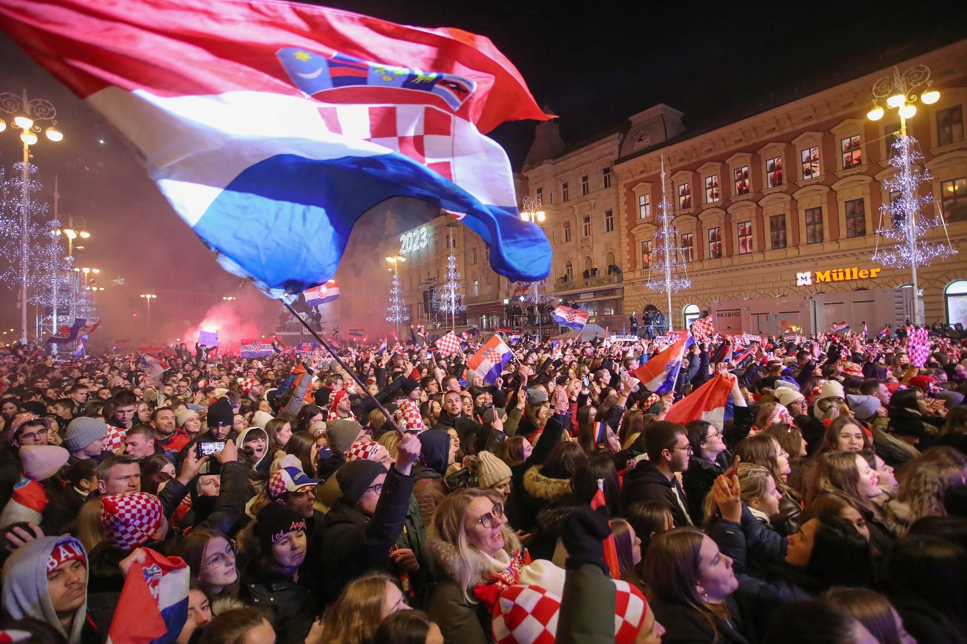 Prava ludnica vlada na Jelačićevom trgu, Vatreni krenuli prema Trgu