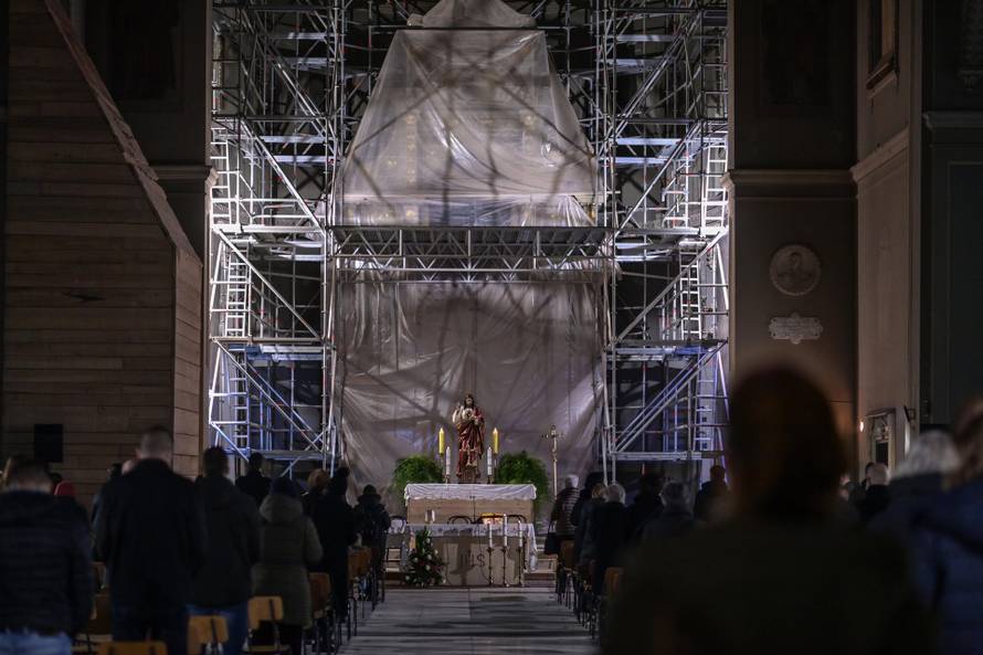 FOTO U bazilici Srca Isusova u Palmotićevoj prvi puta nakon razornog potresa služili misu