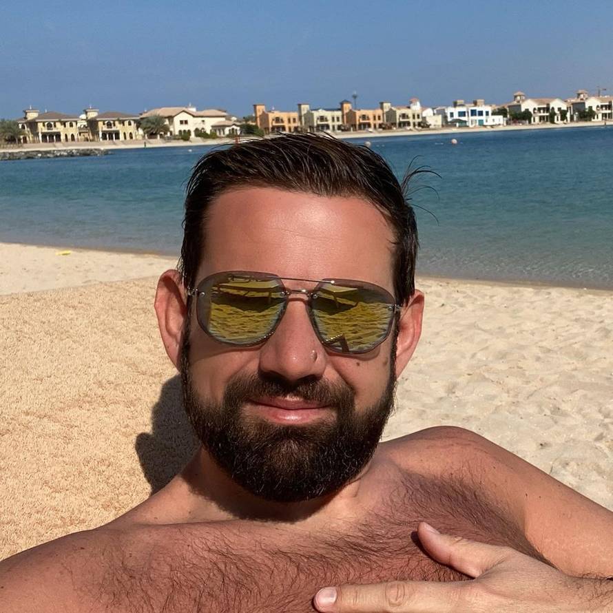 Smršavio i pustio bradu: Bivši Karleušin muž neprepoznatljiv