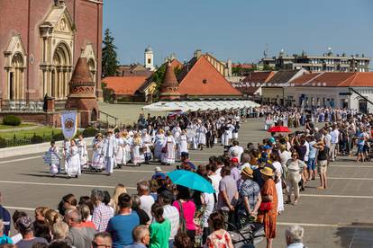 Pogledajte fotografije svečane povorke 56. Đakovačkih vezova