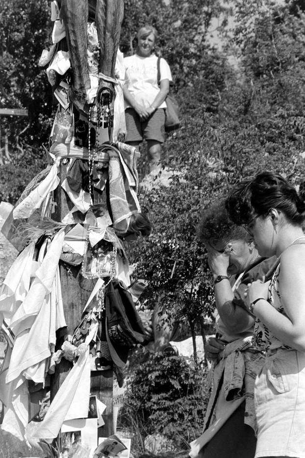 Brojni vjernici na obilježavanju 10. godišnjice ukazanja u Međurgorju, 25.6.1991.