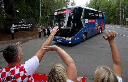 Vatreni su stigli u Kalinjingrad, pozdravili su ih i ruski navijači