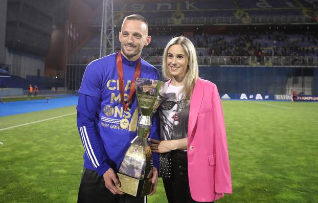 Nogometaši Dinama ponosno pozirali sa svojim obiteljima