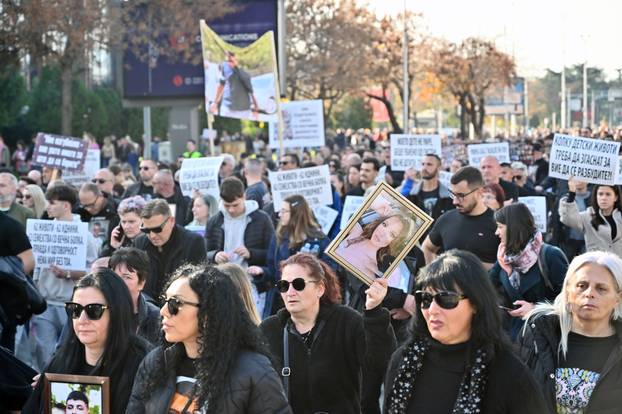 Skoplje. Prije početka suđenja za požar u diskoteci Pulse u Kočanima održan je prosvjed Marš anđela