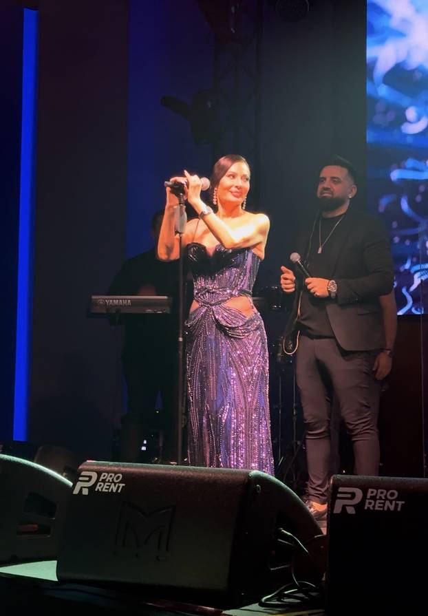 FOTO Evo kako bjegunac Mamić trga košulju, ljubi ruku udovici zločinca i bogato kiti tamburaše