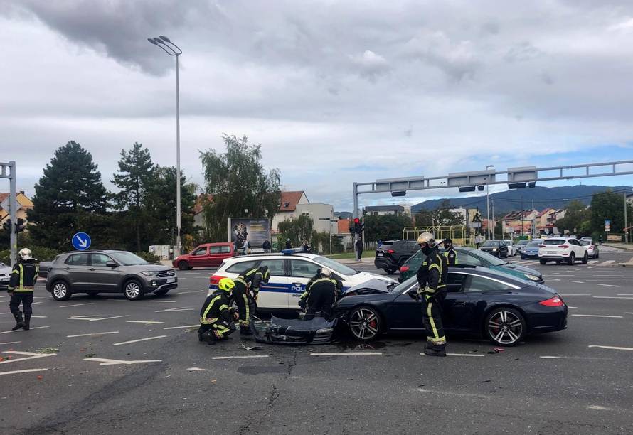 Zagreb: Sudar dvaju osobnih automobila na križanju Zagrebačke avenije i Hrgovića
